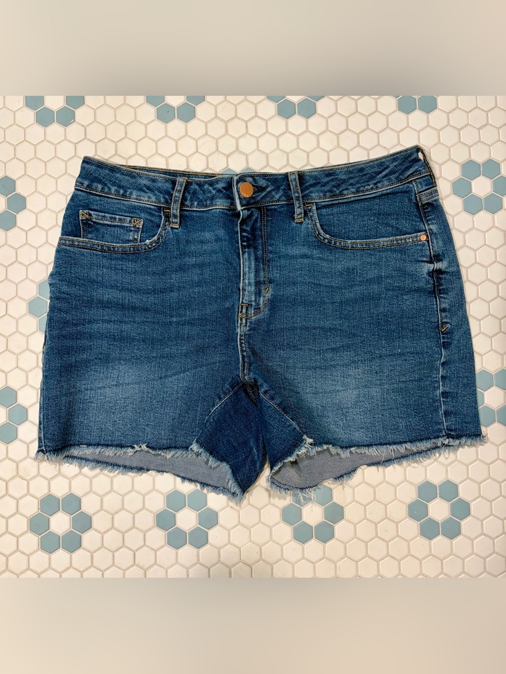a.n.a Women's Blue Distressed Denim Mid-Rise Frayed Hem Shorts